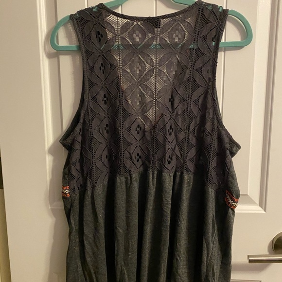 ❌SOLD❌ EMBROIDERED TANK WITH LACE BACK - Picture 5 of 6